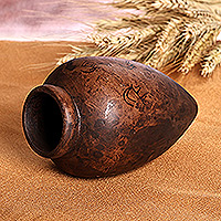 Dekorative Vase aus Terrakotta, „Ancestral Eras“ – Traditionelle braune dekorative Vase mit Bezoar-Ziegenmotiv