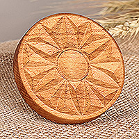 Kekspresse aus Holz, „Sweetly Sunny“ – handgeschnitzte runde Kekspresse aus Buchenholz mit Sonnenblumenmuster