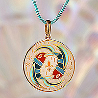 Collar colgante de esmalte chapado en oro, 'El emblema de Piscis' - Collar colgante de esmalte de Piscis chapado en oro de 18k pintado