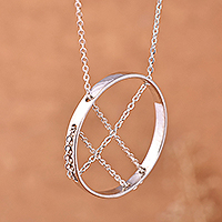 Collar colgante de plata de primera ley, 'Circular Elegance' - Collar de plata 925 con colgante circular y cadena entrelazada