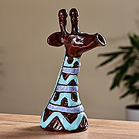 Escultura de cerámica, 'Wavy Giraffe' - Escultura de jirafa de cerámica ondulada de color púrpura y azul de Armenia