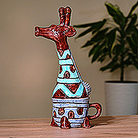 Keramikskulptur „Giraffe's Waves“ – Handgefertigte Giraffenskulptur aus Keramik mit gewellten Details