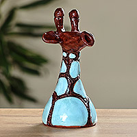 Keramikskulptur „Tall Blue“ – Giraffenskulptur aus Keramik in Blau- und Brauntönen
