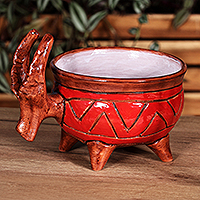 Dekorative Keramikschale, „Feuerhörner“ – Bemalte dekorative Keramikschale mit Stiermotiv in Rot und Braun