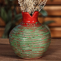 Dekorative Keramikvase, „Vital Passion“ – Handgefertigte grüne Keramikvase in Granatapfelform