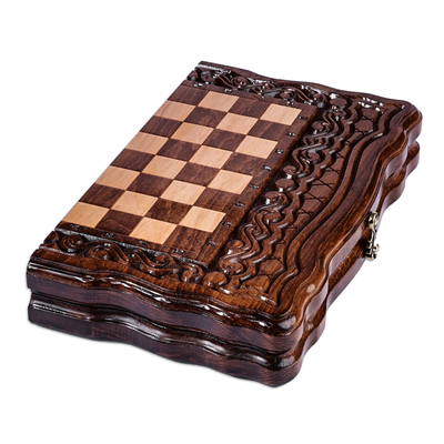 Juego de mesa de madera. - Juego de mesa de ajedrez y backgammon de madera tallada a mano.