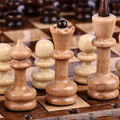 Juego de mesa de madera. - Juego de mesa de ajedrez y backgammon de madera tallada a mano.