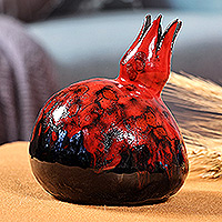 Keramikfigur „Passion Charm“ – handbemalte Granatapfelfigur aus roter und schwarzer Keramik