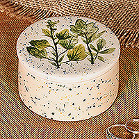 Schmuckschatulle aus Keramik, „Blätter und Punkte“ – handbemalte, glasierte Schmuckschatulle aus Keramik mit Blattmotiv