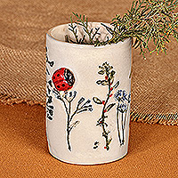 Keramikvase „Marienkäfer-Splendor“ – glasierte Keramikvase mit handbemaltem Marienkäfer- und Blumenmotiv