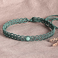 Nephrit-Jade-Makramee-Halskette, „Stilvolles Aqua“ – Jade-Makramee-Halskette, handgefertigt aus aquafarbenen Baumwollschnüren