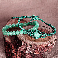 Jade-Makramee-Anhänger und Perlen-Stretch-Armbänder, „Farbiges Duo“ (Paar) – 2 Jade-Makramee-Anhänger und Perlen-Stretch-Armbänder in Aqua