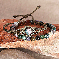Armbänder aus Baumwolle und Achat, „New Spirit“ (2er-Set) – Set aus 2 Makramee- und Perlenarmbändern mit grünen Achat-Edelsteinen