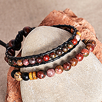 Herren-Armbänder aus Leder und Jaspis-Perlen, „Fearless Energies“ (2er-Set) – Herren-Armbänder aus schwarzem Leder und natürlichem Jaspis (2er-Set)