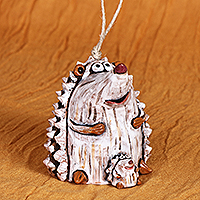 Adorno de campana de cerámica, 'Momma Hedgehog' - Madre erizo pintado a mano con adorno de campana de cerámica de cachorro