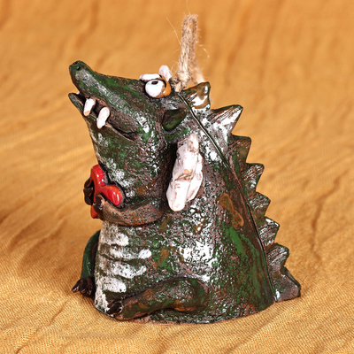 Adorno de campana de cerámica, 'Dragón golpeado por el amor' - Adorno de campana de cerámica de dragón y corazón hecho a mano y pintado