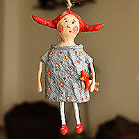 Pappmaché-Ornament „Sandra“ – handbemaltes Pappmaché-Ornament eines Mädchens mit Fuchsspielzeug
