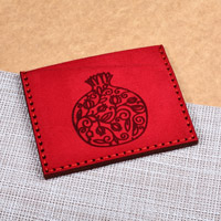 Kartenetui aus Wildleder, „Romance Icon“ – Kartenetui aus rotem Wildleder mit Granatapfelmotiv aus Armenien