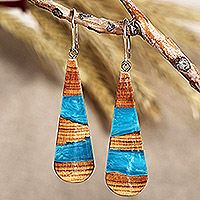 Ohrhänger aus Holz und Harz, „Oceanic Dimension“ – tropfenförmige Ohrhänger aus Kunstharz in Aprikosenholzblau