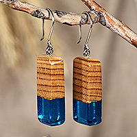 Pendientes colgantes de madera y resina, 'Azure Totem' - Pendientes colgantes geométricos de madera de albaricoque y resina azul