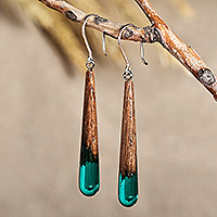 Ohrhänger aus Holz und Harz, „Ethereal Serenity“ – tropfenförmige Ohrhänger aus Walnussholz und grünem Harz