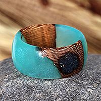 Anillo de banda de madera y resina, 'Turquoise Emblem' - Anillo de banda de madera de albaricoque y resina turquesa hecho a mano