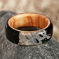 Anillo banda madera y resina - Anillo de banda de resina y madera de albaricoque en tonos oscuros tallado a mano