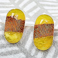 Knopfohrringe aus Holz und Harz, „Compact Lemon“ – Handgefertigte Knopfohrringe aus Zitronen- und braunem Aprikosenholz