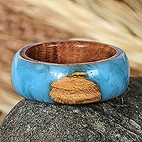 Anillo de banda de madera y resina, 'Chic Dream' - Anillo de banda de resina y madera de albaricoque hecho a mano en azul