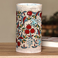 Keramikvase „Vibrant Pomegranate“ – handbemalte zylindrische Keramikvase mit Granatapfelmotiv