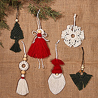 Baumwoll-Makramee-Ornamente, „Holiday Wonderland“ (6er-Set) – Set mit 6 weihnachtlichen Makramee-Ornamenten aus Baumwolle in Rot und Grün