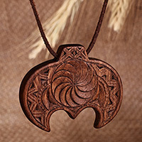 Collar colgante de madera, 'Talismán de sabiduría' - Collar colgante de madera de nogal tradicional tallado a mano