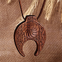 Collar colgante de madera, 'Talismán clásico' - Collar colgante de madera de nogal cultural tallado a mano