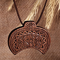 Collar colgante de madera, 'Talismán eterno' - Collar colgante de madera de nogal geométrico hecho a mano