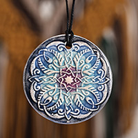Collar colgante de cerámica, 'Mandala armenia' - Collar colgante de cerámica floral azul clásico pintado a mano
