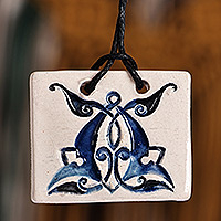 Collar colgante de cerámica, 'Superb Blue' - Collar colgante de cerámica de azulejos frondosos clásicos pintados a mano
