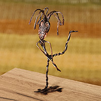 Escultura de cobre, 'Buscando al hombre' - Escultura de cobre oxidado surrealista hecha a mano del hombre curioso