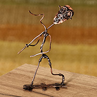 Escultura de cobre - Escultura surrealista de cobre oxidado del hombre errante