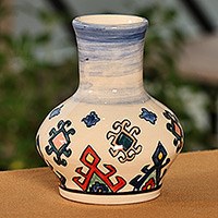 Mini jarrón de cerámica, 'Serene Legacy' - Mini jarrón de cerámica azul y marfil con estampado tradicional