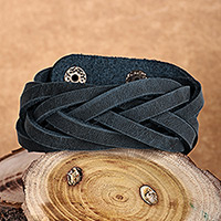 Pulsera de hilos de cuero, 'Braided Chic' - Pulsera de cuero con hilos trenzados en azul
