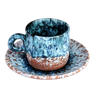 Taza y platillo de cerámica. - Taza y platillo de cerámica azul y marrón hechos a mano