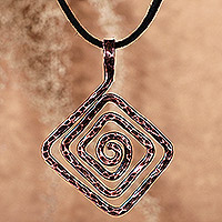 Collar colgante de cobre, 'Hipnosis de diamante' - Collar colgante de cobre en forma de diamante martillado antiguo