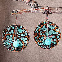 Pendientes colgantes de jade, 'Lagoon Spirit' - Pendientes colgantes redondos de cobre y jade con acabado antiguo