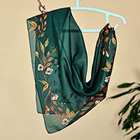 Pañuelo de seda pintado a mano, 'Temporada armoniosa' - Pañuelo de seda verde suave pintado a mano con hojas y flores