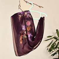 Bufanda de seda pintada a mano, 'Luxurious Blooming' - Bufanda de seda 100% púrpura suave con temática floral pintada a mano