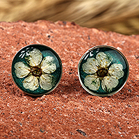 Pendientes de botón de flores naturales, 'Oneiric Blossom' - Pendientes de botón de flores de reina de los prados recubiertos de resina en verde azulado