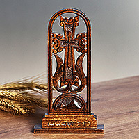 Escultura de cruz de madera, 'Montañas Sagradas' - Escultura clásica de cruz de madera de haya marrón oscuro con temática natural