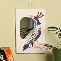Keramik-Wand-Akzentspiegel, „Reflection Feathers in Ivory“ – handbemalter elfenbeinfarbener Keramik-Wand-Akzentspiegel mit Vogelmotiv