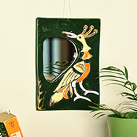 Espejo decorativo de pared de cerámica, 'Plumas reflectantes en verde' - Espejo decorativo de pared de cerámica verde oscuro con temática de pájaros pintados