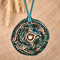 Collar colgante de cerámica, 'Mystic Whirl' - Collar colgante clásico de cerámica azul y verde hecho a mano